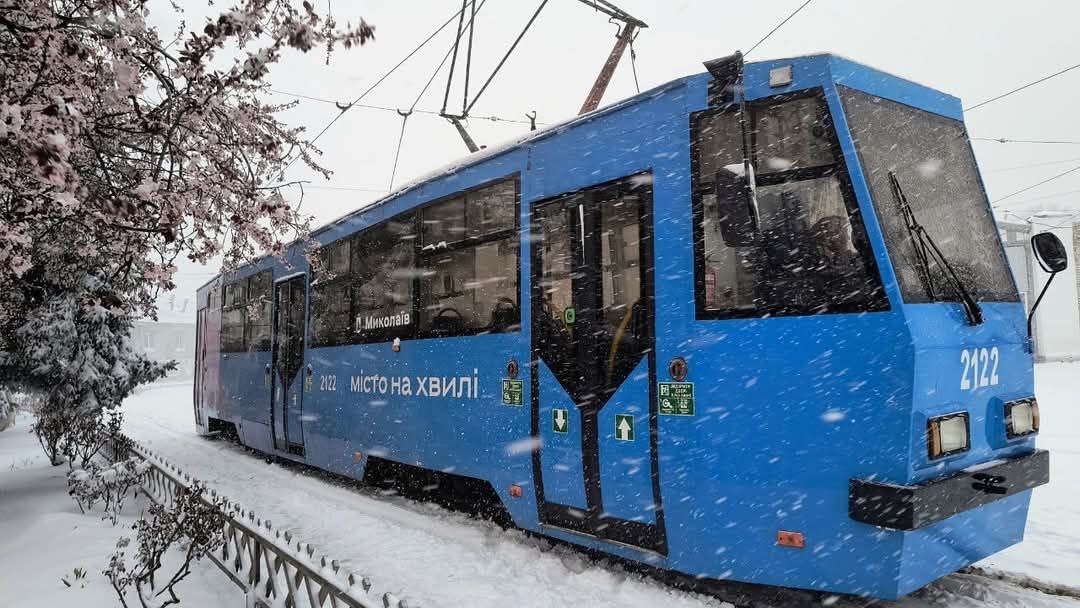 Юг Украины в снежном плену: непогода осложнила движение в Николаевской и Херсонской областях